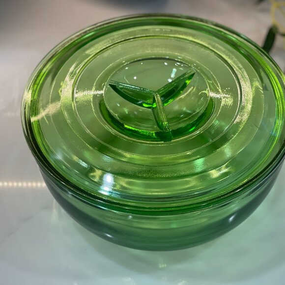 Museum-Quality Uranium Glass Refrigerator Bowl w Star lid, Vtg. Radiance Capsule - Picture 4 of 16